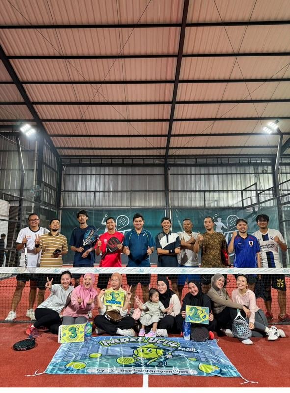 Komunitas Padel Ucul foto bersama dengan spanduk di court Hype Padel Cibinong