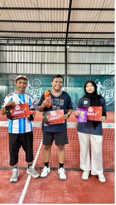 Juara 1, 2, dan 3 fun match memegang sertifikat di Hype Padel Cibinong